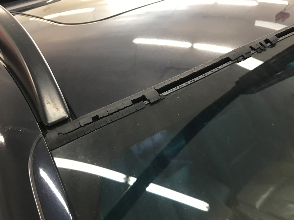 windshield-moulding